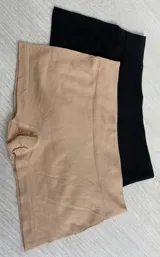 Boxer de mujer color beige, de corte ajustado y diseño sin costuras, ideal para un uso cómodo y discreto.