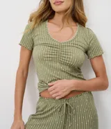 Pijama largo de dos piezas color verde oliva con estampado a rayas. Incluye una remera de manga corta con escote en V y fruncido en el centro del busto, y un pantalón de corte recto con cintura elástica y cordón ajustable.