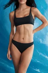Conjunto de bikini color verde militar, compuesto por un corpiño de escote en V con tirantes anchos y una bombacha clásica de tiro bajo.