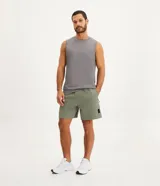 Musculosa deportiva masculina de corte regular, color gris melange, con cuello redondo y detalle reflectante en la parte inferior.