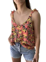 Blusa sin mangas color salmón con estampado de flores amarillas y negras.