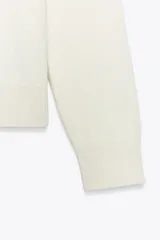 Jersey de punto de cuello redondo y manga larga, con acabados en rib en puños, cuello y bajo.