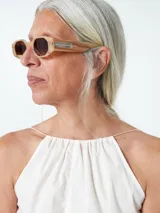 Vestido midi blanco de algodón, con cuello halter y breteles finos ajustables. Corte recto y falda acampanada.