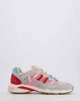 Championes de estilo runner retro marca Coolway, con diseño multicolor que combina tonos rosados, grises, rojos y celestes. Confeccionados en una mezcla de serraje, mesh y paneles reforzados, cuentan con una estructura robusta, suela de goma con relieve y detalle de refuerzo plástico en el talón.