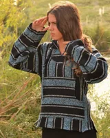 Buzo tipo poncho o 'sudadera mexicana' (baja) de tejido grueso, con capucha y bolsillo canguro frontal. Presenta un patrón de rayas horizontales en tonos negro y azul claro/celeste, con finas líneas blancas entre las rayas principales.