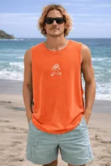 Musculosa de algodón color azul, con diseño estampado en el centro del pecho que representa a un personaje con forma de hongo caminando.