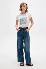 Pantalón jean de corte recto y tiro alto, color azul con efecto desgastado.