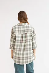 Sobrecamisa oversize de diseño a cuadros en tonos verde, blanco y lila, de manga larga, con bolsillos en el pecho y cierre frontal de botones.