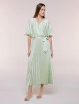 Vestido maxi de satén color rosado, con escote en V cruzado, mangas cortas amplias, cintura elastizada con lazo de ajuste y falda plisada con forro interno.