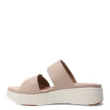 Sandalias de plataforma con dos tiras anchas ajustables mediante hebillas metálicas doradas. Presentan un diseño ergonómico con suela de goma texturizada en color crema y cuerpo en tono beige.