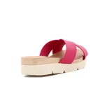 Sandalias Beira Rio de mujer, color negro, con diseño de tiras cruzadas en el empeine y suela de plataforma plana con estrias.