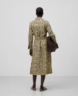 Vestido camisero midi de lino con estampado de piel de serpiente, cuello solapa, manga larga con volumen en el codo y puño abotonado, cierre frontal con botones y cinturón de lazo.