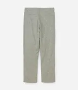 Pantalón de lino blanco de corte recto, con trabillas en la cintura, cierre tradicional y bolsillos laterales.