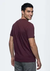 Camiseta de manga corta color negro con cuello redondo y parche con logo de la marca Hering en el pecho.