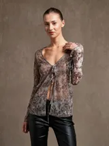 Blusa de mangas largas con estampado de piel de serpiente, escote en V y cierre frontal con lazos.