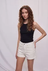 Short de jean blanco de tiro medio, con diseño clásico de cinco bolsillos, cierre frontal con botón y vuelta en el ruedo.