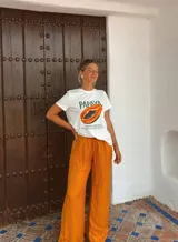 Pantalón de mujer color naranja, de corte palazzo y cintura alta con cordón ajustable.