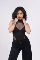 Body negro con cuello alto, mangas sisa y transparencias de tul en el escote y los laterales.