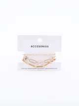 Set de tres pulseras doradas con diferentes diseños de cadenas y dijes de estrellas.