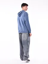 Hoodie de color gris claro, con capucha y bolsillo canguro frontal. Presenta puños y cintura acanalados.