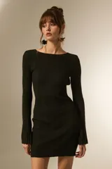 Vestido corto negro de tejido acanalado, manga larga y escote barco.