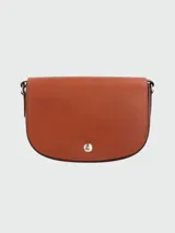 Bandolera de cuero color marrón, con cierre de solapa con botón a presión y correa fina ajustable para colgar al hombro.