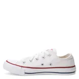 Championes de lona Converse modelo Chuck Taylor All Star, color blanco, con puntera de goma, cordones al tono y suela de goma con franjas decorativas en rojo y azul.