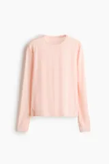 Camiseta deportiva de manga larga con tecnología DryMove™, cuello redondo y diseño con aberturas para el pulgar en los puños, de corte estándar y color rosado.