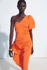 Vestido midi asimétrico de satén color naranja, con una sola manga corta abullonada, diseño drapeado en el lateral y falda cruzada.