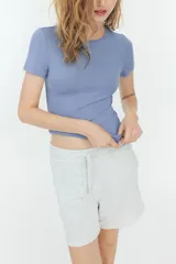 Remera de manga corta, cuello redondo y calce entallado, confeccionada en tela de microfibra suave.