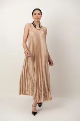 Vestido largo de satén plisado, de corte amplio y fluido, con escote en V y tirantes finos.