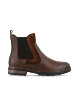 Botin chelsea color marrón chocolate con diseño texturizado tipo reptil, detalles en gamuza y paneles elásticos laterales negros. Cuenta con suela dentada de goma.