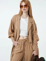 Túnica gris de lino y viscosa, de manga larga con botones y bolsillos laterales.