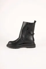 Bota de caña media color negro, de estilo biker, con suela chunky y dos tiras con hebillas metálicas en el lateral.