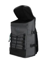 Mochila RKF de diseño técnico en color gris, confeccionada en poliéster reciclado repelente al agua. Presenta un compartimento principal con cierre, sistema de cordones elásticos frontales, bolsillo lateral de malla, correas ajustables y detalles en negro.