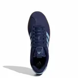 Championes urbanos Adidas modelo Court VL 3.0, color azul marino con las tres tiras características en celeste y suela de goma color marrón.