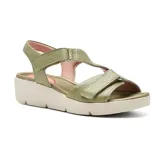 Sandalia de cuero color negro con plataforma baja y suela marrón.