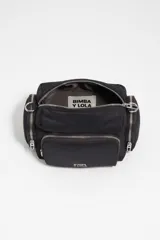 Bandolera pequeña Bimba y Lola, de color negro con bolsillos externos con cierre y logo impreso en el frente.