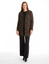 Cardigan abierto de tejido soft con estampado de cuadros en tonos azul y blanco. Presenta corte recto, mangas largas y dos bolsillos frontales aplicados.