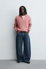 Polo de manga larga con tejido de punto de algodón con estructura tipo waffle. Presenta cuello solapa y cierre frontal con botonadura, con un acabado de efecto lavado.