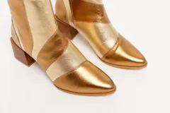 Botas cortas de cuero color dorado y plateado, con taco cuadrado de madera.