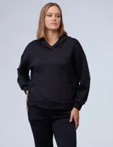 Buzo negro de modal con capucha y bolsillos delanteros.