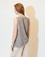 Musculosa blanca de lino con cuello redondo y sisas amplias.