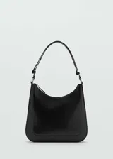 Bolso de hombro tipo hobo en color negro, con diseño estructurado, cierre de cremallera superior y asa ajustable.