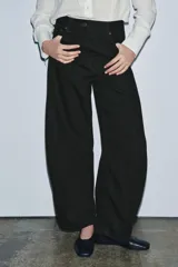 Jeans de tiro medio con corte balloon leg y largo al tobillo. Presenta diseño de cinco bolsillos, cintura con trabillas y cierre frontal con cremallera y botón metálico.