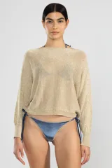 Sweater dorado de escote bote y manga larga, confeccionado en tejido de punto brillante.