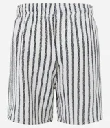 Bermuda de playa con diseño de rayas verticales, confeccionada en tejido texturizado de secado rápido. Cuenta con cintura elástica ajustable mediante cordón y bolsillos laterales.
