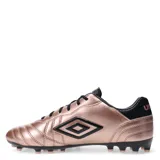 Championes de fútbol 11 Umbro modelo Touch AT, color negro con detalles en naranja vibrante. Presentan el logo de la marca en el lateral, cordones naranjas y suela con tapones para césped.