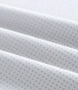 Remera deportiva de hombre, color gris claro, con cuello redondo y manga corta. Presenta un sutil efecto degradado o panel de color más claro en la zona del pecho.