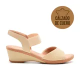 Sandalias de cuero color beige, marca Usaflex modelo Adele, con plataforma baja y tira elástica en el tobillo.